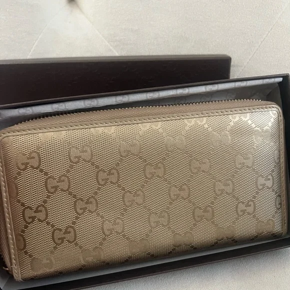 Gucci Metallic Gold Zippy Wallet with Iconic Charm - Picture 5 of 8